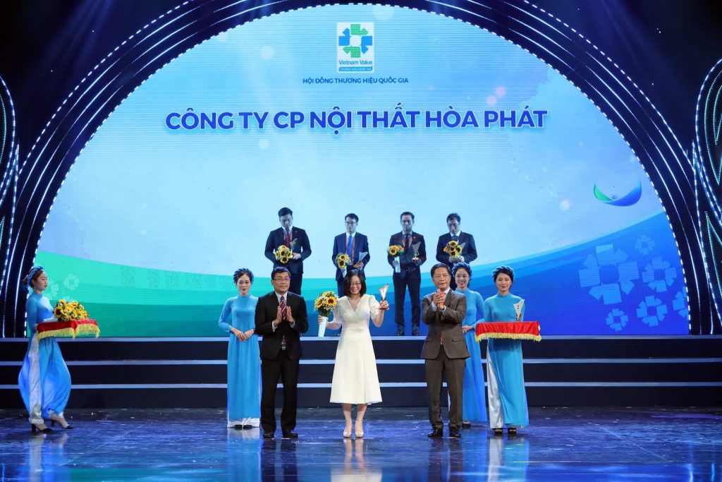 (Bà Đặng Thị Thu Hà – Đại diện Công ty CP Nội thất Hòa Phát nhận biểu trưng THQG 2020)